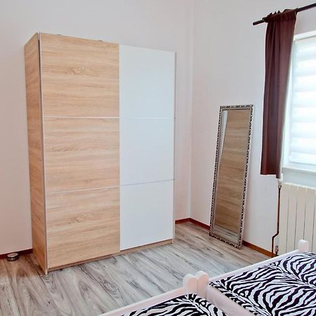 Apartmans Dina And Hana Radeki Polje 50 Loborika Exterior foto