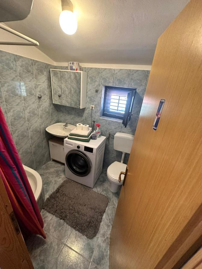 Apartmans Dina And Hana Radeki Polje 50 Loborika Exterior foto