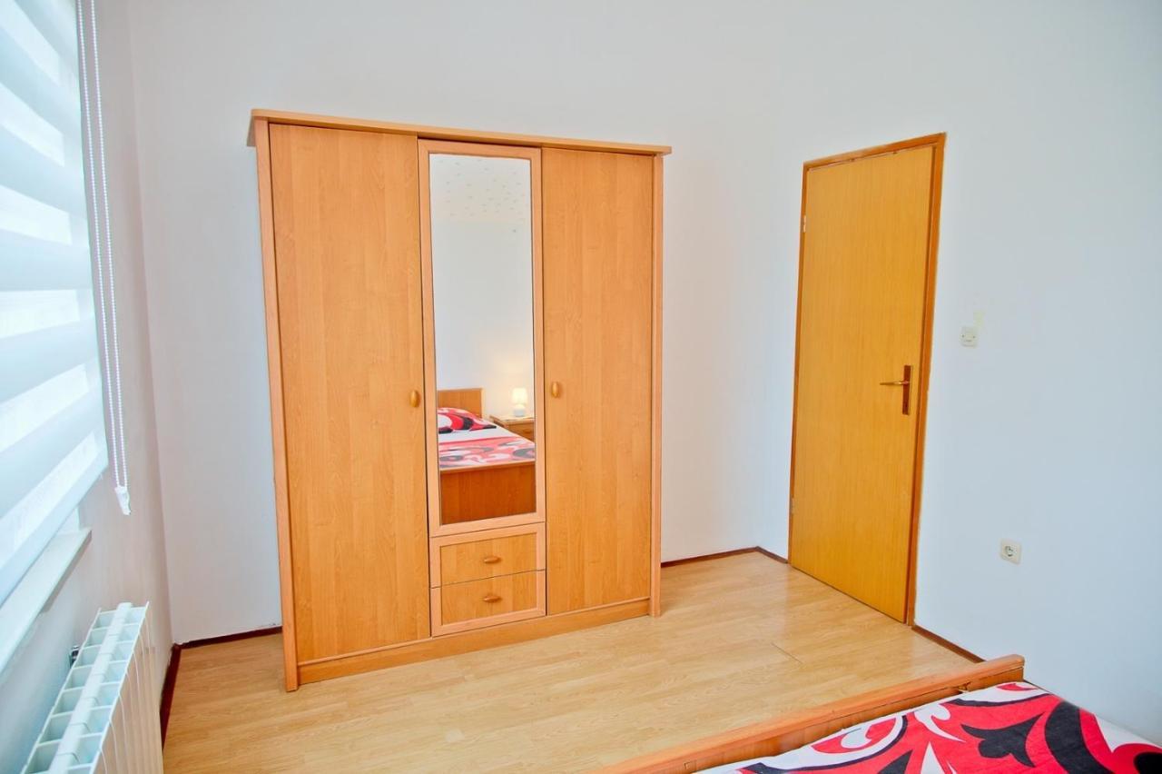 Apartmans Dina And Hana Radeki Polje 50 Loborika Exterior foto