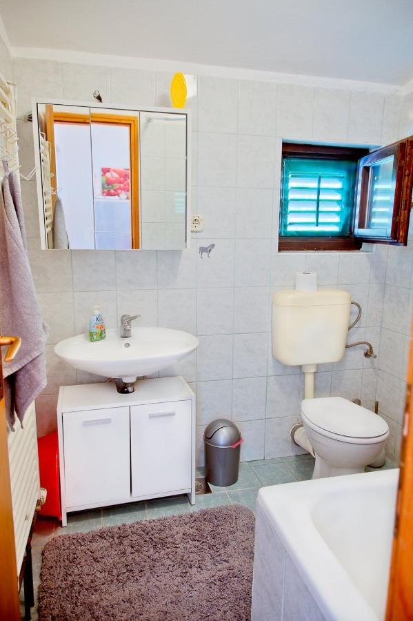 Apartmans Dina And Hana Radeki Polje 50 Loborika Exterior foto