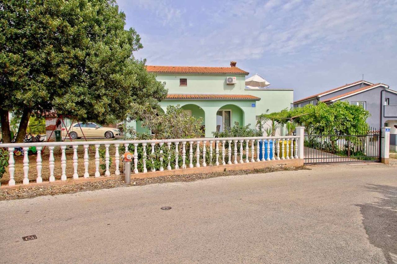 Apartmans Dina And Hana Radeki Polje 50 Loborika Exterior foto