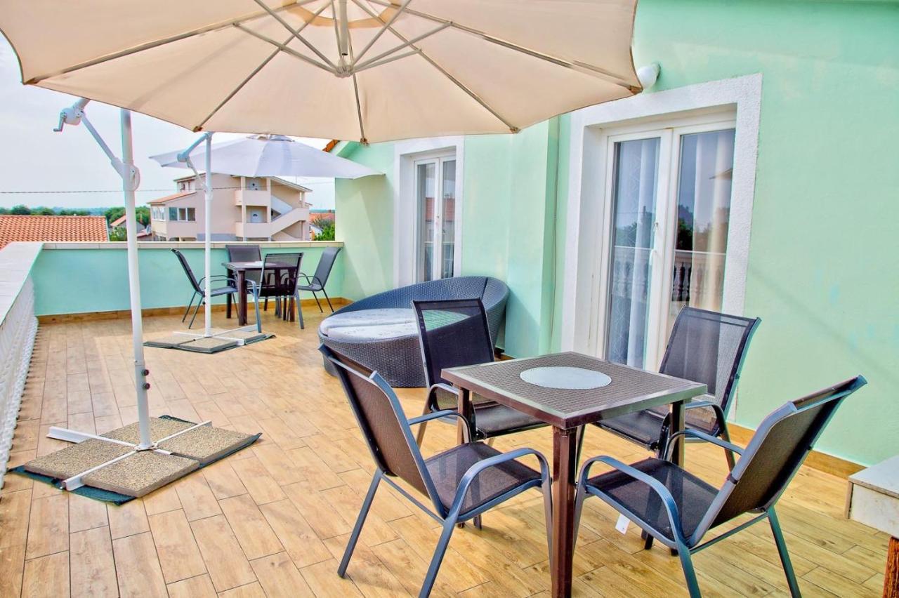 Apartmans Dina And Hana Radeki Polje 50 Loborika Exterior foto
