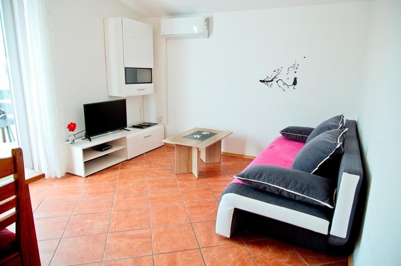 Apartmans Dina And Hana Radeki Polje 50 Loborika Exterior foto