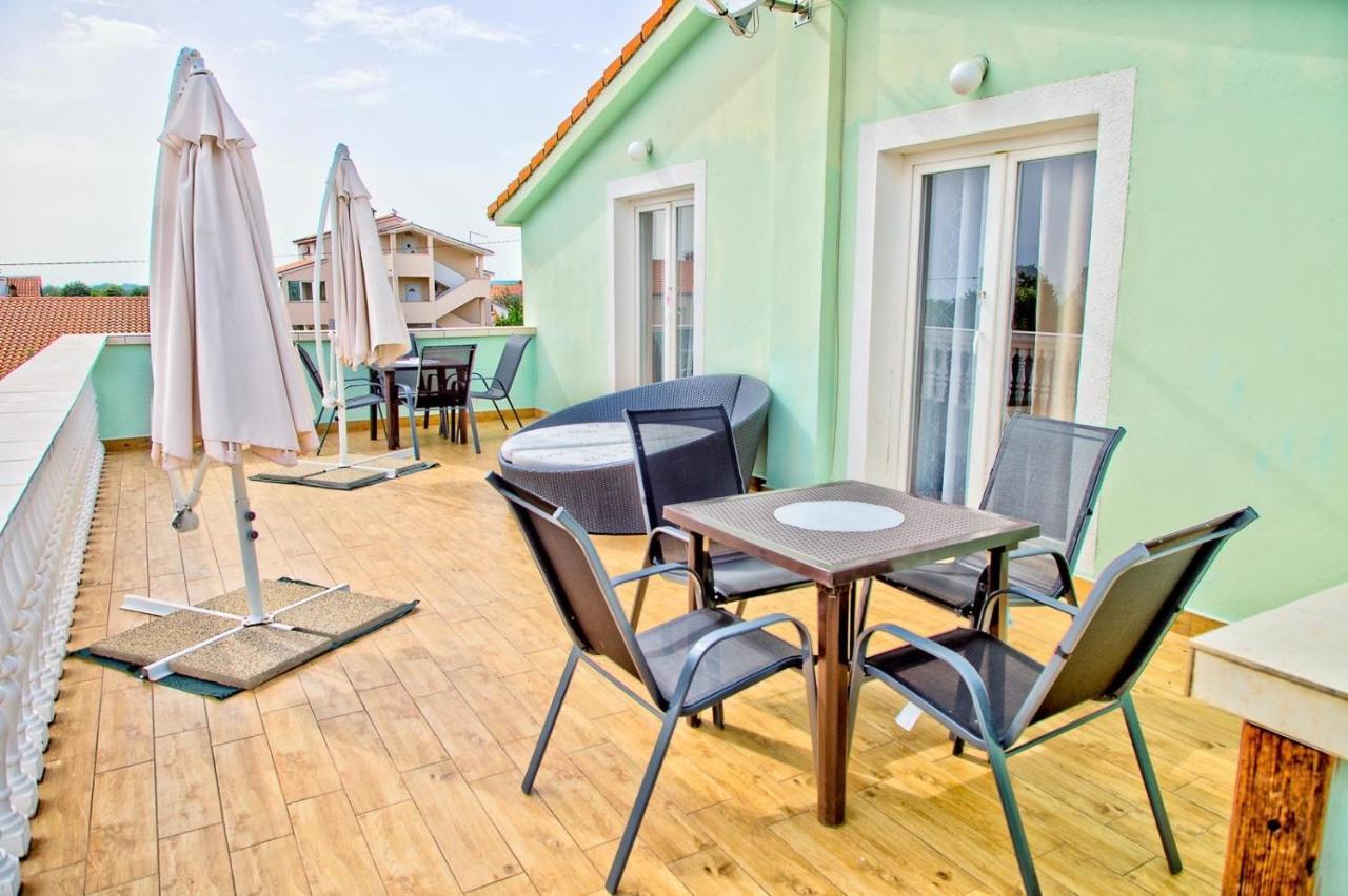 Apartmans Dina And Hana Radeki Polje 50 Loborika Exterior foto