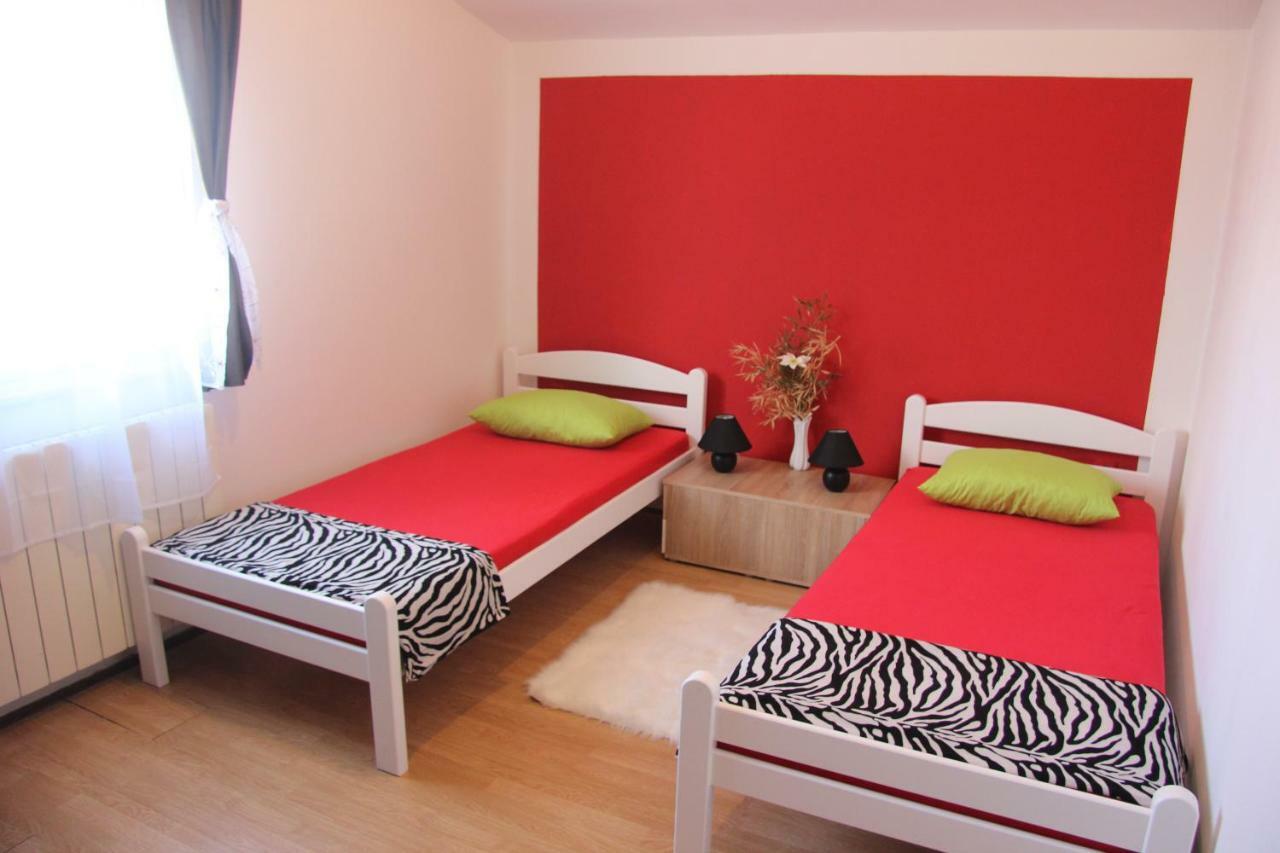 Apartmans Dina And Hana Radeki Polje 50 Loborika Exterior foto