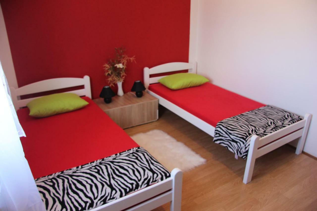 Apartmans Dina And Hana Radeki Polje 50 Loborika Exterior foto