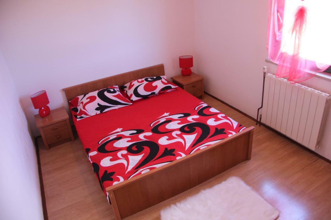 Apartmans Dina And Hana Radeki Polje 50 Loborika Exterior foto